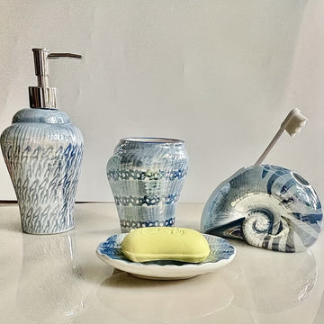 Juego de accesorios de baño de concha de mar de cerámica - Conjunto de 4 piezas de diseño de caracola de mar, incluye soporte de cepillo de dientes, plato de jabón, dispensador de loción, organizador de mostrador, portátil, no necesita electricidad