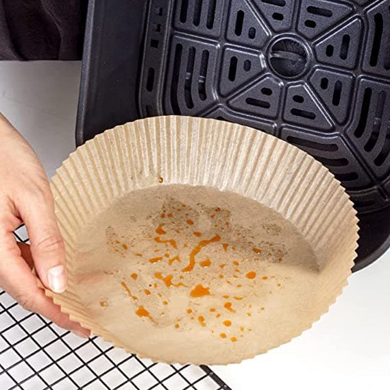 Pack 100 Papeles Antiadherentes para Air Fryer Hornos Vaporeras Sartenes Parrillas Molde Pastelería Repostería Freidoras de Aire Desechables Resistentes al Calor Papel para Hornear Cocinar Asar Freír y Preparar Pizzas Panques Galletas