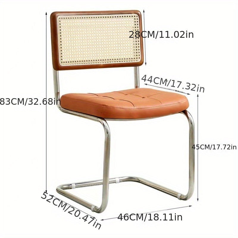 Una silla de comedor ergonómica hecha de ratán, con asas y asiento ajustable, perfecta para uso en patio y hogar. Se utiliza manualmente, tiene un respaldo robusto y es fácil de limpiar localmente, lo que la hace adecuada para adultos y ideal para suelos