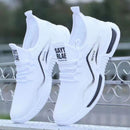 Zapatillas de Malla Transpirables para Hombres y Mujeres con Suela Antideslizante, Confort Acolchado & Cobertura Completa del Pie (39-44) - Zapatillas Bajas Ligeras para Senderismo, Gimnasio, Correr, Uso Casual - Diseño de Letras en Blanco/ y Bloques de