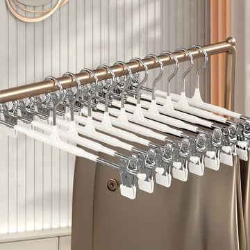 El producto cuenta con una entrada de moldeado por inyección normal en un paquete de 10, incluyendo clips de colgar pantalones retráctiles para uso doméstico, perchas JK sin huella para colección de ropa y clips de acero inoxidable para faldas, que sirve