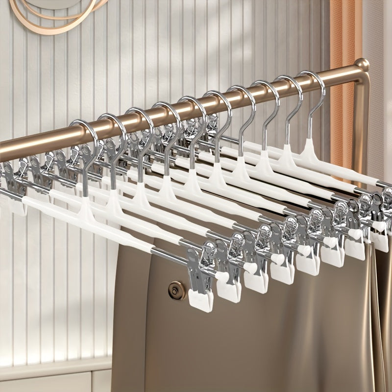 El producto cuenta con una entrada de moldeado por inyección normal en un paquete de 10, incluyendo clips de colgar pantalones retráctiles para uso doméstico, perchas JK sin huella para colección de ropa y clips de acero inoxidable para faldas, que sirve