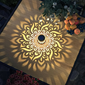 2 paquetes de luces solares para vallas con diseño hueco - IP65, luces solares LED para jardín, patio y escaleras, montaje semienterrado, control de sensor de luz, construcción metálica, iluminación exterior | Luces decorativas para vallas | Acabado metá