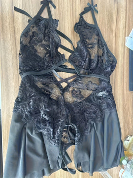 Body sexy rojo de encaje con tirantes al cuello, vestido mini sin espalda con corte tanga, diseño floral y detalles fruncidos para citas o conquista