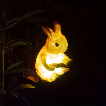 Estatuilla de Conejo con Luz LED Solar para Jardín - Decoración Exterior en Resina con Luz Cálida Amarilla, Ideal para Patios, Césped y Fiestas