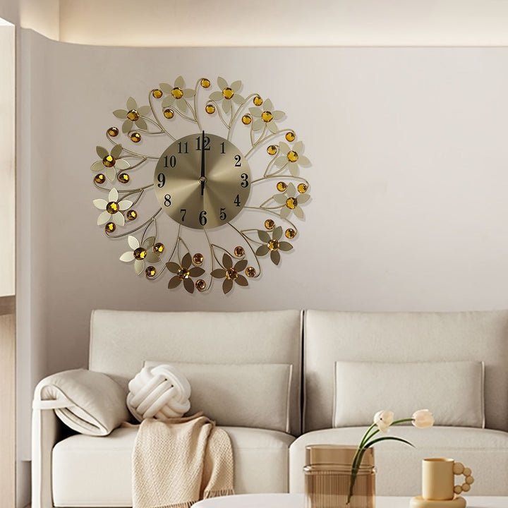 [Reloj Moderno de Flores Redondo] Reloj de Pared Silencioso Moderno Metálico de 14.17 pulgadas - 1 pza Diseño Redondo de Flores Fácil de Leer Con Cristales - Accesorio de Decoración para Sala de Estar y Dormitorio