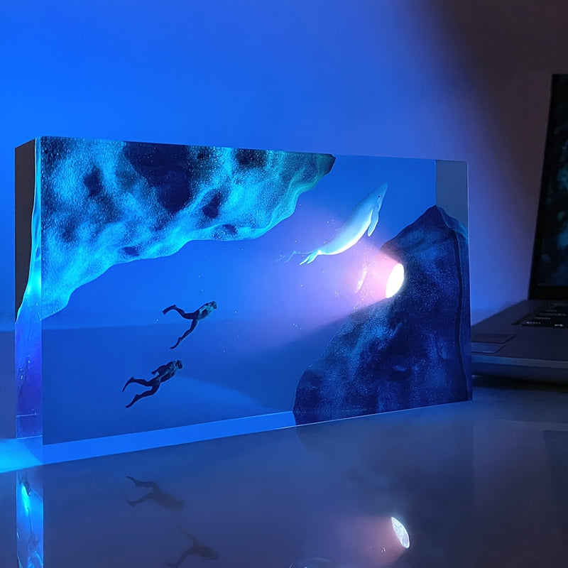 UGENHAS Luz Nocturna Marina - Lámpara de Mesa con Escena de Buceadores y Cueva, Decoración USB para Dormitorio, Sala o Baño - Iluminación Ambiental Moderna en Tonos Azules, Temática Oceánica, Diseño Geométrico, Acabado Pulido, Resina Duradera, Ideal para