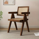 Dos sillas de ratán resistentes con reposabrazos y un sofá estilo japonés tejido, ideales para el hogar o comedor. Adecuadas tanto para interiores como exteriores, perfectas para la merienda al aire libre