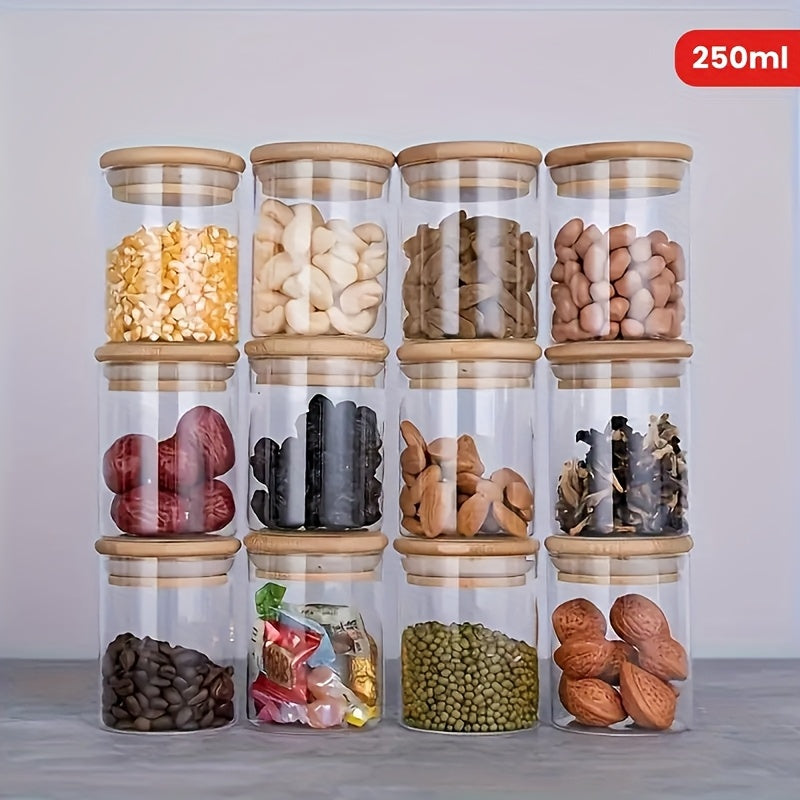 Un juego de 12 frascos de vidrio para especias, cada uno con una capacidad de 250 ml, con tapas y etiquetas de bambú, adecuado para almacenar especias, sellar alimentos y organizar condimentos de cocina.