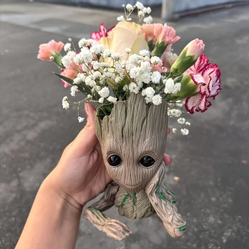 Maceta de Groot de Marvel - Árbol de dibujos animados lindo con flores rosas y blancas, hojas verdes, decoración de plástico duradera para interiores y exteriores, hogar, oficina, jardín, decoración de jardín de gnomos.