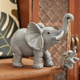 Encantadora Figura de Elefante en Resina con Columpio y Cuna – Diseño Gris Detallado para Decoración Interior/Exterior, Ideal para Sala, Estantería, Vitrina o Soporte de Televisión, Adorno de Elefante