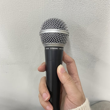 Micrófono Voz Dinámico Profesional SM58 - Micrófono con Cable y Patrón de Cardioides con Jack de 6.35 mm, Alimentado por CC para Escenario, Cantar, Transmisión en Vivo, Videollamadas, Juegos y Karaoke - Audio de Alta Calidad, Construcción Duradera, Reduc