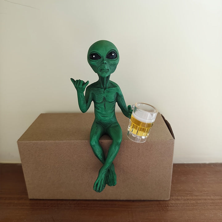 Estatuilla Divertida de Alien Bebiendo Cerveza - Figura Humorística en Resina Verde con Símbolo de Paz y Jarra, Decoración para Escritorio o Estantería para Fans de Ciencia Ficción, Regalo de Pascua, Arte Murales Artesanal, Artículo Novedoso y Juguetón