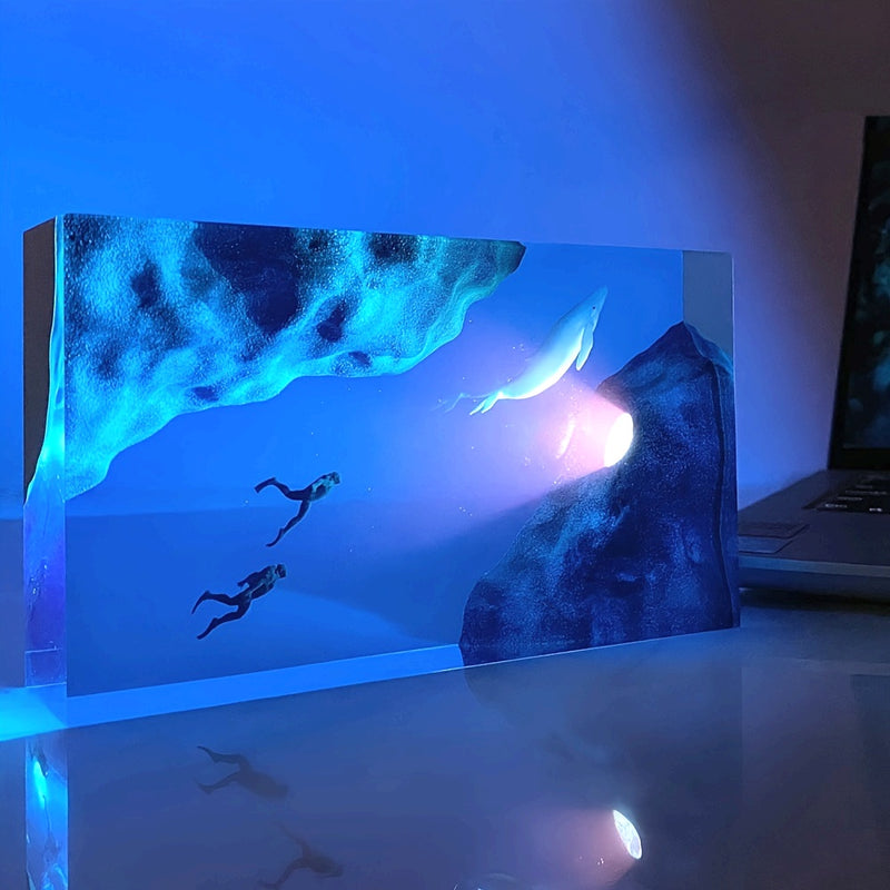 UGENHAS Luz Nocturna Marina - Lámpara de Mesa con Escena de Buceadores y Cueva, Decoración USB para Dormitorio, Sala o Baño - Iluminación Ambiental Moderna en Tonos Azules, Temática Oceánica, Diseño Geométrico, Acabado Pulido, Resina Duradera, Ideal para
