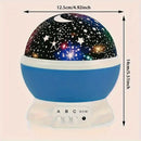 Un proyector que muestra un cielo estrellado, con luna y estrellas, funciona mediante USB, tiene una lámpara que gira 360°, ofrece varias opciones de color y es perfecto como regalo para adolescentes y adultos en diferentes celebraciones, ideal para deco