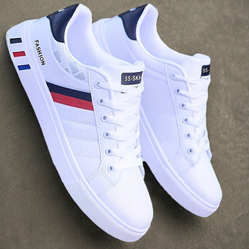 Zapatillas de skate de hombre KOONEXY - Blanco y azul marino, con cordones y detalles rojos, parte superior de falso tejido transpirable, suela de PVC duradera, diseño de punta redonda para uso casual y formal, zapatos de skate, calzado casual, elegantes