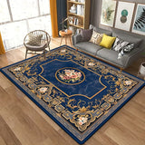 Una alfombra cuadrada con fondo azul y patrones dorados, con diseños florales vintage, adecuada para decorar dormitorios y salones, para uso interior.