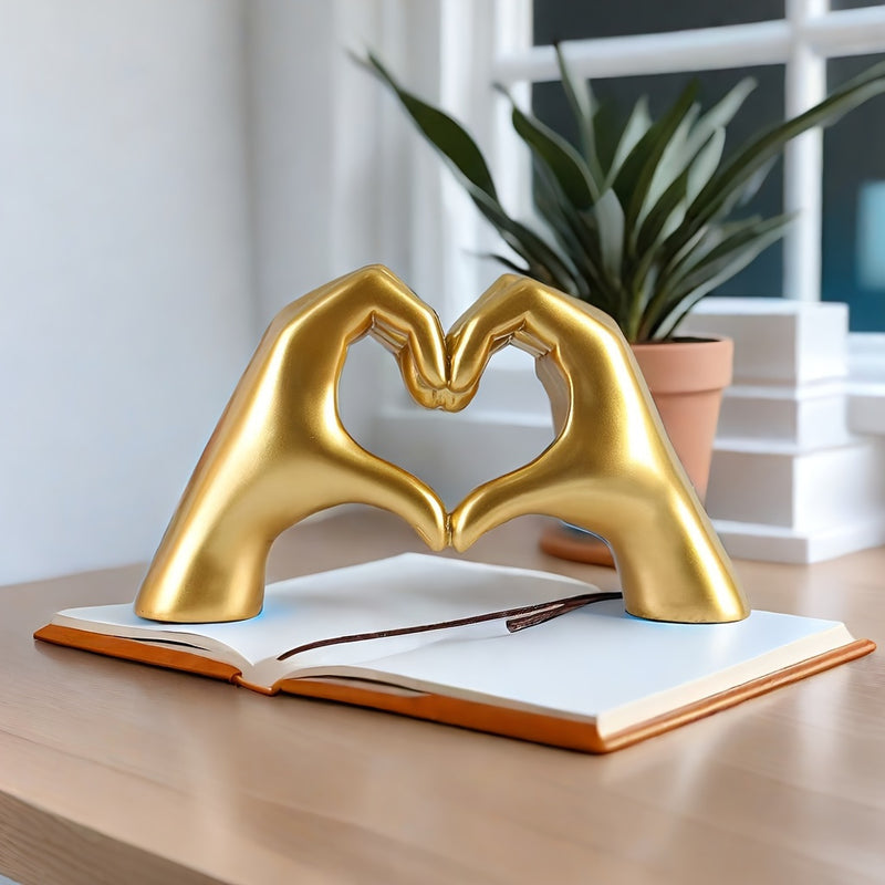 1pc Decoración de Corazón Dorado - Diseño de Manos Abiertas, Elegante Adorno para Hogar u Oficina, Regalo de Cumpleaños, San Valentín, Aniversario o Navidad - Sin Necesidad de Electricidad, Artesanía Duradera en Resina, Accesorio Romántico y Artístico