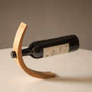 Soporte de vino de bambú moderno - Soporte vertical para botellas que ahorra espacio para decoración del hogar, soporte de exhibición elegante y duradero para cocina, comedor o bar, organizador de cocina, diseño minimalista, acabado natural.