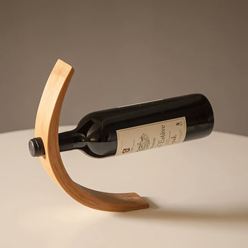 Soporte de vino de bambú moderno - Soporte vertical para botellas que ahorra espacio para decoración del hogar, soporte de exhibición elegante y duradero para cocina, comedor o bar, organizador de cocina, diseño minimalista, acabado natural.