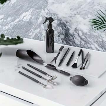 Juego de Herramientas de Jardinería Mini de 15 Piezas para Suculentas y Plantas Pequeñas - Kit Duradero de Plástico/Metal Negro con Mangos, Incluye Paleta, Pala, Botella de Spray y Más - Perfecto para el Cuidado de Plantas de Interior y Micro Paisaje, He