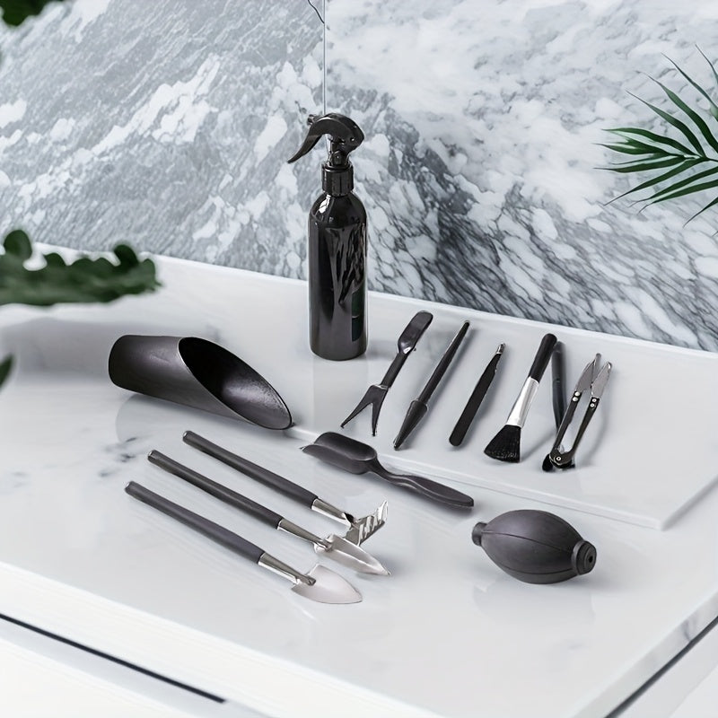 Juego de Herramientas de Jardinería Mini de 15 Piezas para Suculentas y Plantas Pequeñas - Kit Duradero de Plástico/Metal Negro con Mangos, Incluye Paleta, Pala, Botella de Spray y Más - Perfecto para el Cuidado de Plantas de Interior y Micro Paisaje, He