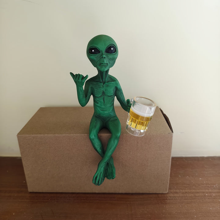 Estatuilla Divertida de Alien Bebiendo Cerveza - Figura Humorística en Resina Verde con Símbolo de Paz y Jarra, Decoración para Escritorio o Estantería para Fans de Ciencia Ficción, Regalo de Pascua, Arte Murales Artesanal, Artículo Novedoso y Juguetón