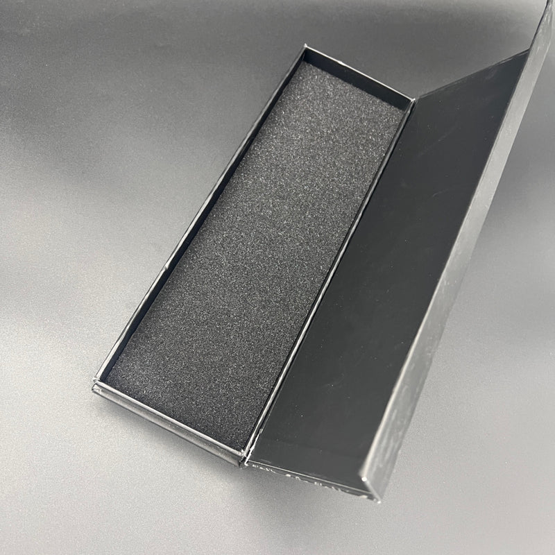 Estuche de exhibición de espada negra de lujo - 10,6" (26,49 cm) caja de almacenamiento de armas antiguas con diseño ornamentado, caja de regalo de cartón duro para cumpleaños, Navidad, Halloween y fiestas, regalo coleccionable, ideal para Navidad