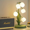 [Lámpara de Mesa de Flor Suzuran con Alimentación USB] Diseño de Flores Artificiales, Acabado Metálico Mate, Iluminación Decorativa Artística, Control con Botón de Encendido, Incluye Interfaz de Alimentación