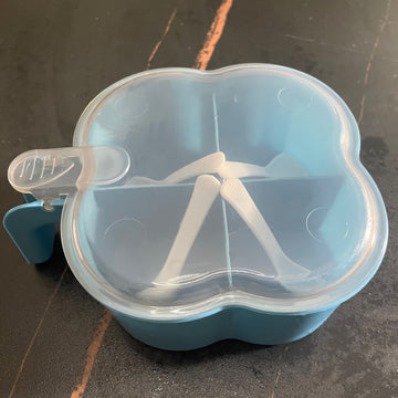 [1pc Organizador de especias de 4 compartimentos] Un organizador de especias de cuatro compartimentos para uso doméstico, con tapa y cuchara para condimentos de cocina.