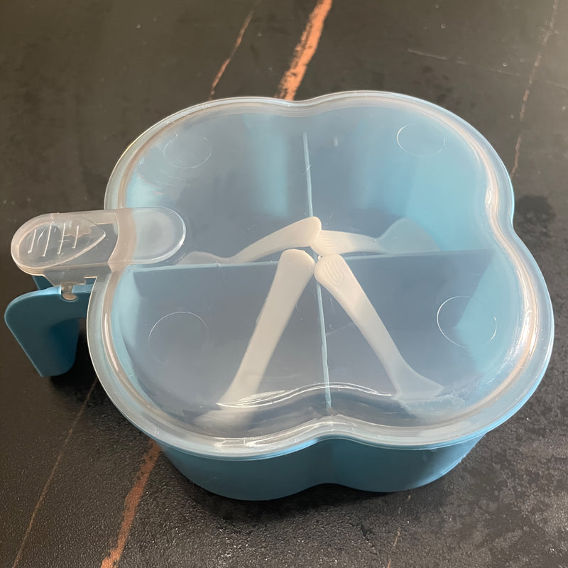 [1pc Organizador de especias de 4 compartimentos] Un organizador de especias de cuatro compartimentos para uso doméstico, con tapa y cuchara para condimentos de cocina.