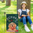 1 pieza de bandera de jardín de regreso a la escuela de DoKriy Golden Retriever - "Feliz primer día de escuela" con diseño de lápices, libros y globo, 12x18 pulgadas/28x40 pulgadas, material de lino duradero para patio, césped y decoración al aire libre,