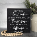 Decoración Divertida para el Escritorio de Despedida - El Regalo Perfecto para la Despedida, Jubilación o Nuevo Trabajo para Compañeros de Trabajo y Jefes - No Necesita Energía, Hecho de Madera Sintética Duradera