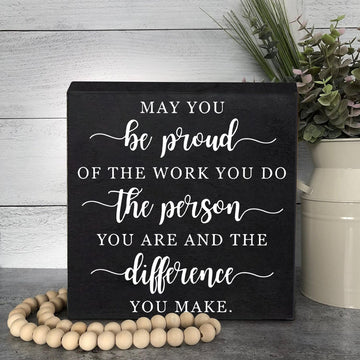 Decoración Divertida para el Escritorio de Despedida - El Regalo Perfecto para la Despedida, Jubilación o Nuevo Trabajo para Compañeros de Trabajo y Jefes - No Necesita Energía, Hecho de Madera Sintética Duradera