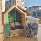 Una caja de mecedora de comodidad artesanal diseñada para aliviar la ansiedad, con una estantería de madera para decoración de oficina en casa, que incluye 200 libros y 2 cojines.