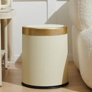 1pc Cubo de Basura Sin Manos con Tapa que se Abre Presionando, Diseño Cilíndrico Moderno y Duradero para Hogar Oficina Cocina Dormitorio, Detalles en Blanco y Dorado, Cesta Compacta Ahorra Espacio, Papelera Elegante, Cubo de Plástico Estilo, Diseño Funci