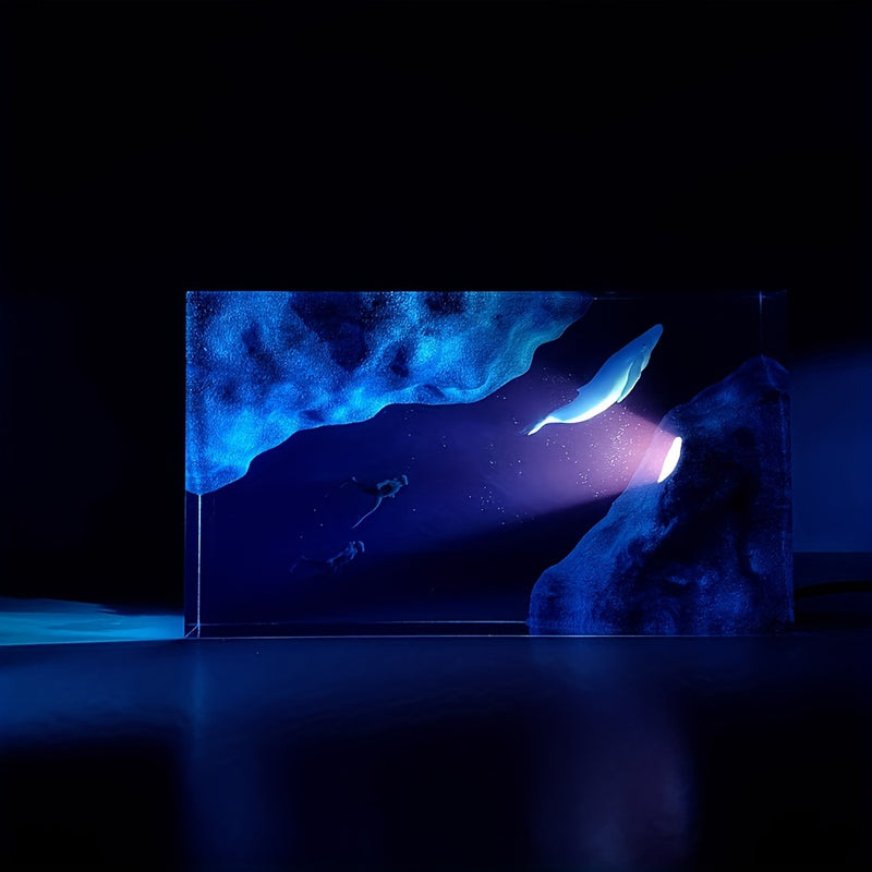 UGENHAS Luz Nocturna Marina - Lámpara de Mesa con Escena de Buceadores y Cueva, Decoración USB para Dormitorio, Sala o Baño - Iluminación Ambiental Moderna en Tonos Azules, Temática Oceánica, Diseño Geométrico, Acabado Pulido, Resina Duradera, Ideal para