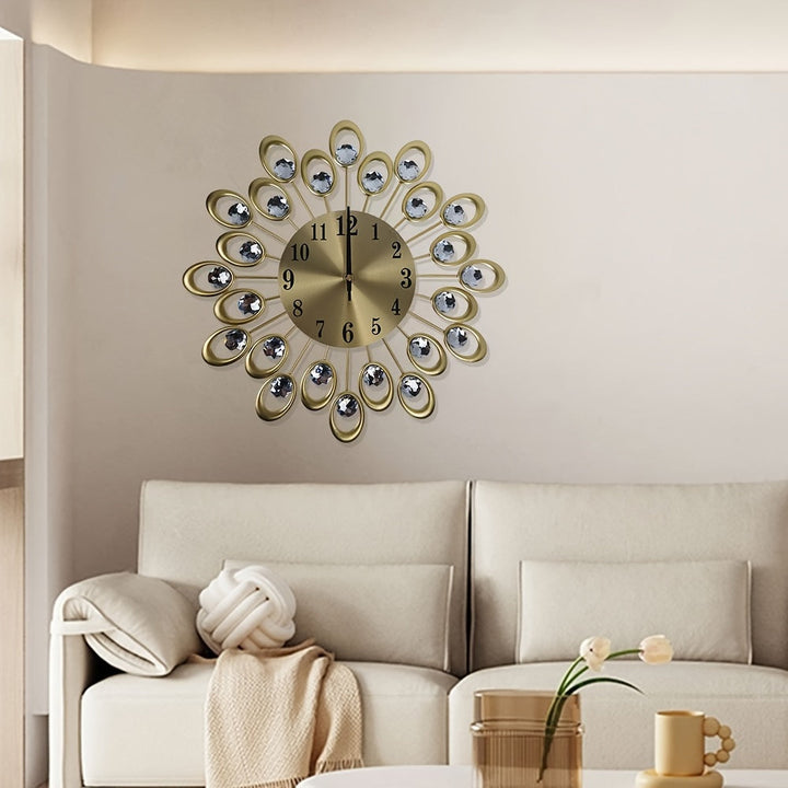 Reloj de pared silencioso de lujo, reloj redondo de metal moderno para sala de estar y dormitorio, funciona con pilas AA, elegante diseño de corona con superficie plana, reloj de decoración para el hogar (pilas no incluidas)