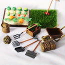 Juego de Jardín Mini Granja de 7 Piezas con Pala de Plástico, Rastrillo y Cortacésped - Incluye Modelos de Verduras para Decoración de Plantación Exterior