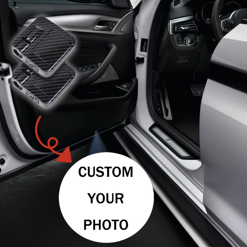 Luces de Bienvenida LED con Diseño Personalizado y Patrón de Fibra de Carbono 2/4 piezas, Se Encienden al Abrir la Puerta, Adecuadas para Varios Modelos de Coches Incluyendo Autos y SUVs, Imágenes de Dibujos Animados para Hombres Mujeres Ancianos Mascota