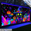 Una figura de calabaza vibrante de tamaño grande que brilla bajo luz UV, perfecta para Halloween. Esta decoración de puerta de garaje de poliéster sirve varios propósitos festivos y es adecuada para decorar el hogar y el jardín. Es fácil de colgar (la im