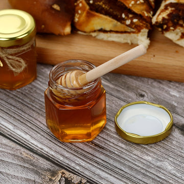 60/50/30/20 piezas de frascos de vidrio para miel, frasco hexagonal mini de 1.5 oz con cuchara de madera, tapa dorada, colgante de abeja y cuerda de yute, para mermeladas, dulces, baby shower, bodas y fiestas