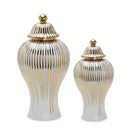 1pc Jarrón Cilíndrico Clásico a Rayas Dorado, Jarra de Cerámica Lujosa para Decoración - Elegante Florero con Tapa, Centro de Mesa para Hogar o Bodas, Recipiente Atemporal sin Necesidad de Baterías Eléctricas