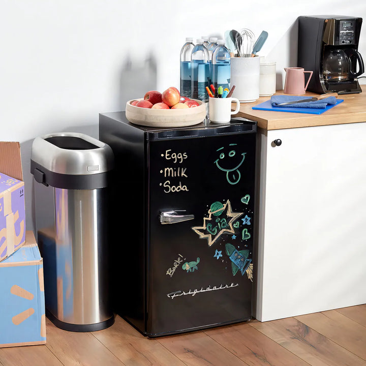 Nevera frigobar Frigidaire EFR331 color negro con capacidad de 91L