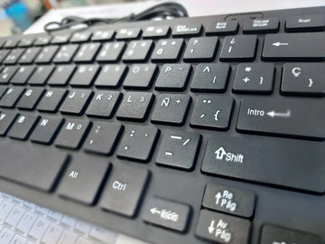 Teclado Alámbrico Aaa-1000 Compatible Con Windows Y Mac Color del teclado Negro