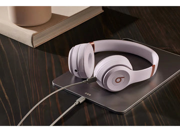 Audífonos Inalámbricos Beats Solo 4 - Rosa Algodón Color Rosa Claro Luz Blanco