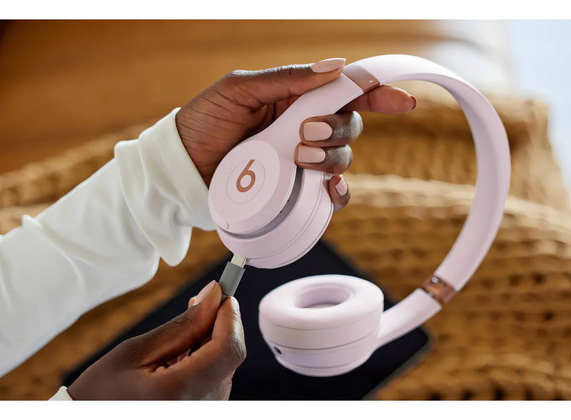 Audífonos Inalámbricos Beats Solo 4 - Rosa Algodón Color Rosa Claro Luz Blanco