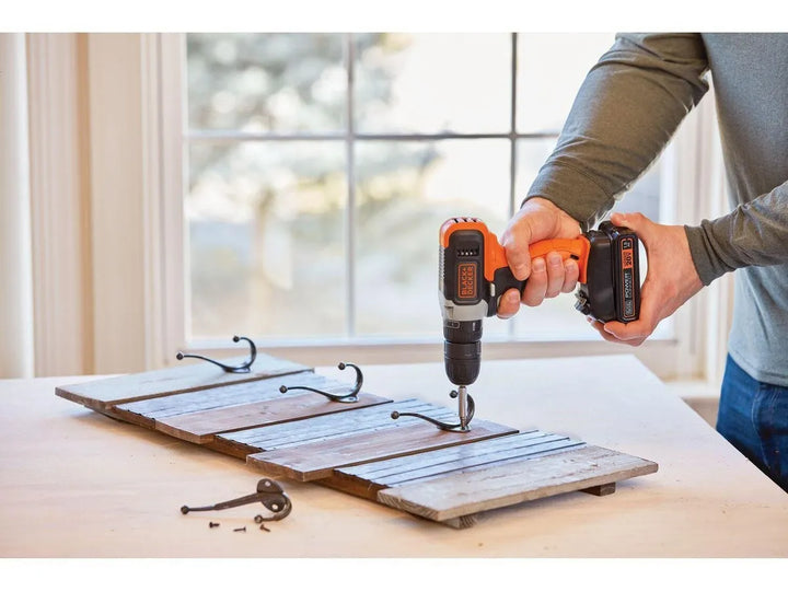 Taladro atornillador inalámbrico de 254mm Black+Decker BCD702C1 + 1 batería de 1.5Ah + accesorio con caja de cartón