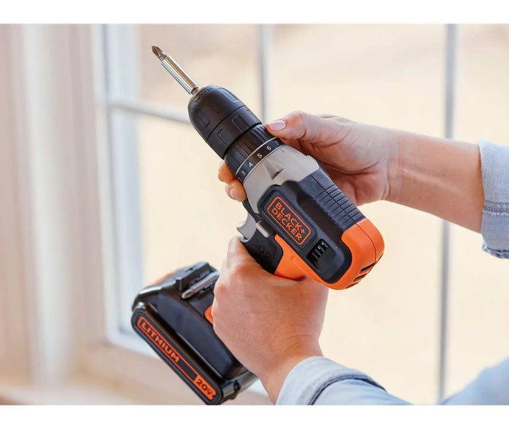 Taladro atornillador inalámbrico de 254mm Black+Decker BCD702C1 + 1 batería de 1.5Ah + accesorio con caja de cartón