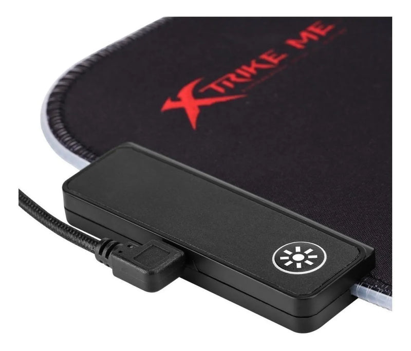 Mouse Pad Xtrike Me Gamer Iluminacion Y Base Antideslizante Color Negro